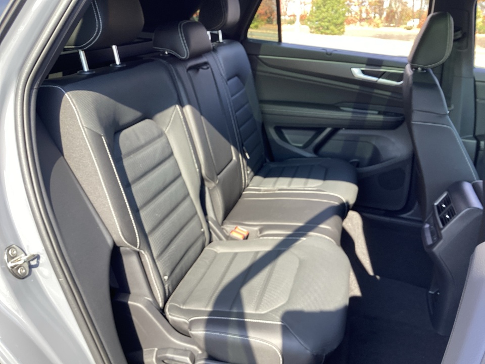 1V2AC2CA0TC210238 2026 Volkswagen Atlas Cross Sport 2.0T SEL R-Line Black