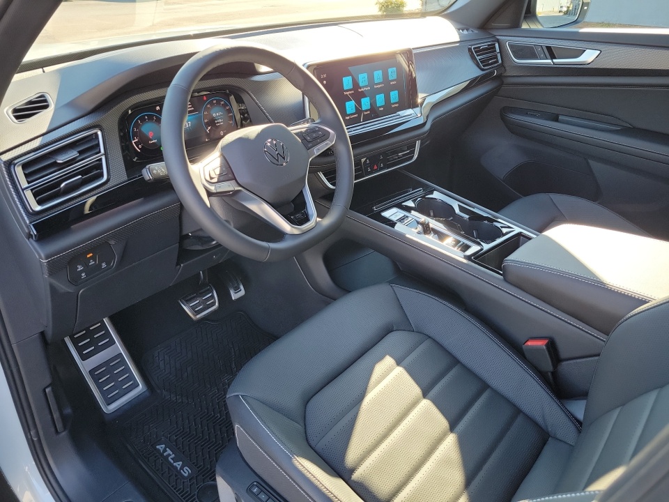 1V2AC2CA5TC216200 2026 Volkswagen Atlas Cross Sport SEL R-Line Black