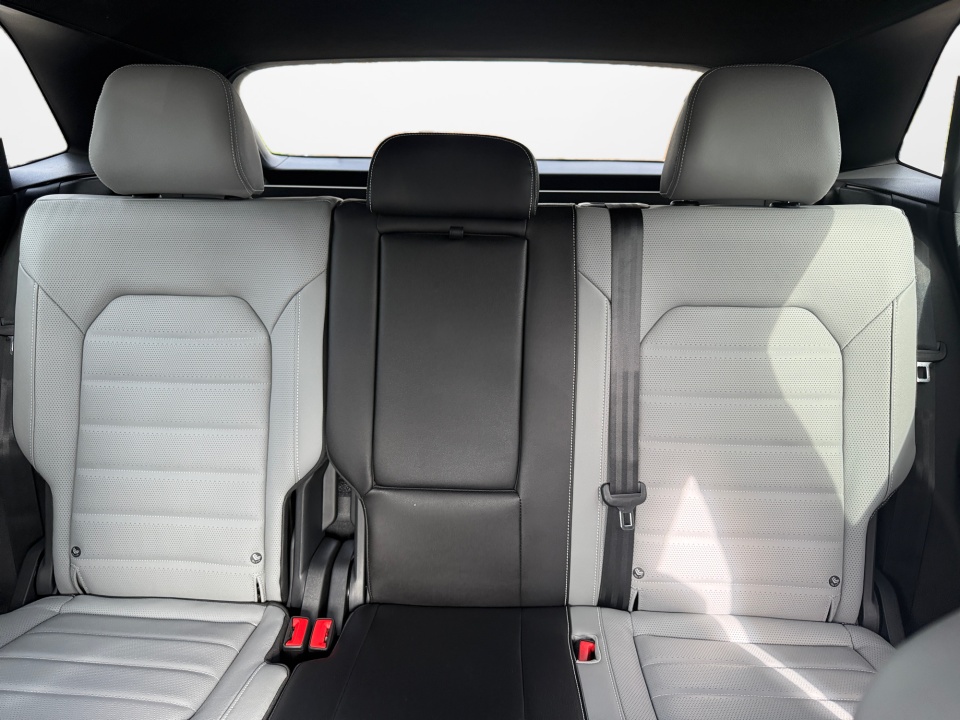 1V2AC2CA6TC216335 2026 Volkswagen Atlas Cross Sport SEL R-Line Black