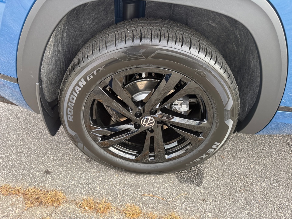 1V2AC2CA6TC216335 2026 Volkswagen Atlas Cross Sport SEL R-Line Black