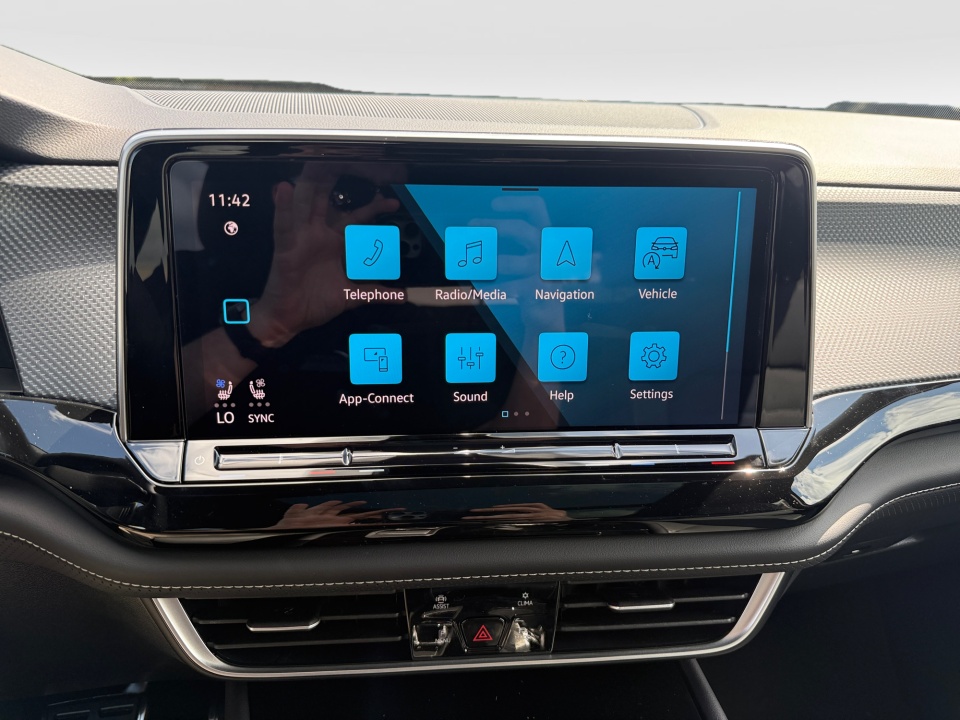 1V2AC2CA6TC230042 2026 Volkswagen Atlas Cross Sport SEL R-Line Black