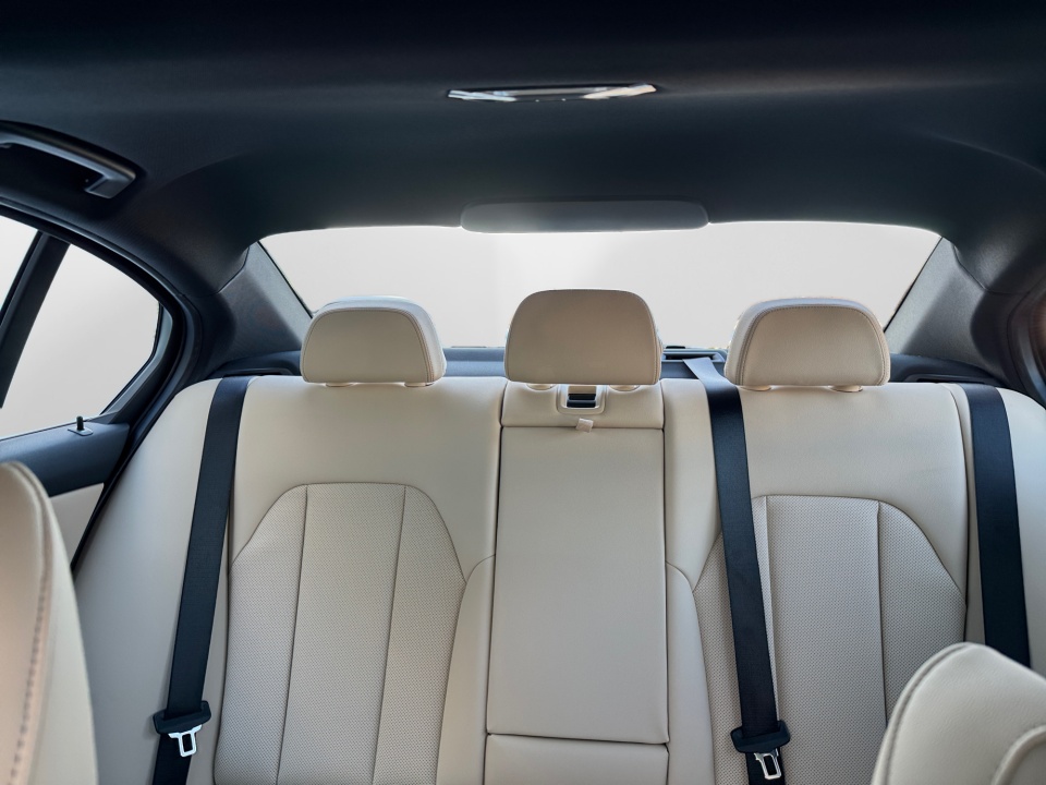 3MW89CW04T8G10170 2026 BMW 330i xDrive NA