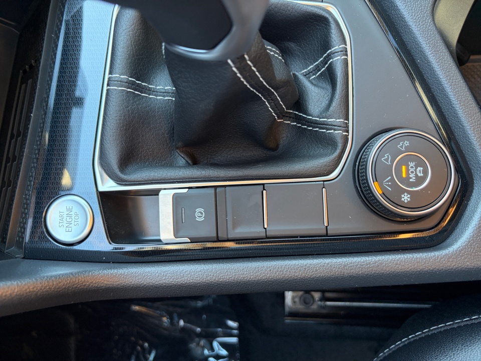 3VV2C7B29TM021326 2026 Volkswagen Taos SE Black