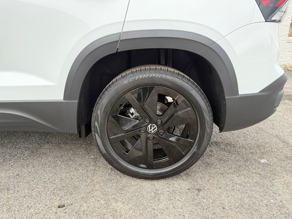 3VV3C7B24TM016930 2026 Volkswagen Taos SE Black