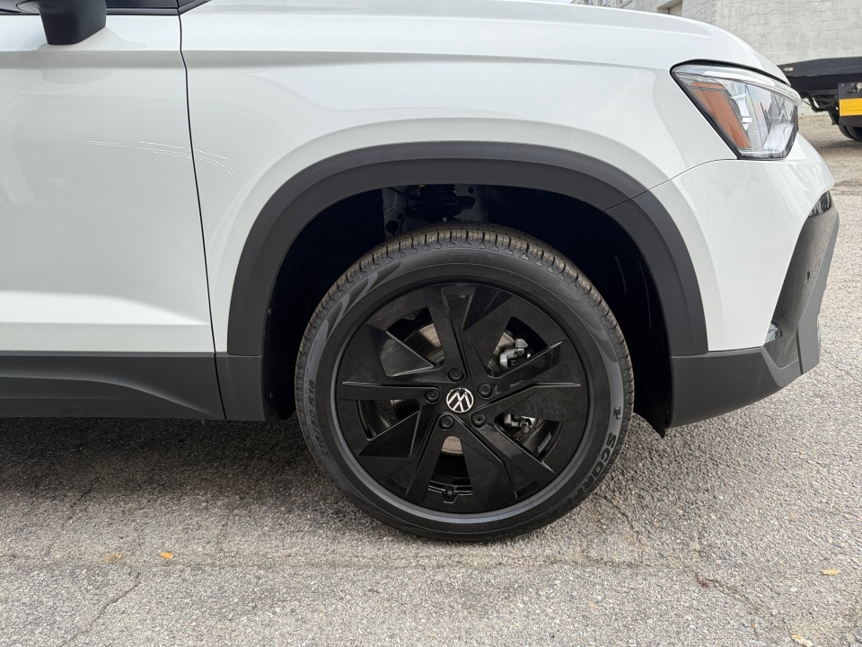 3VV3C7B24TM016930 2026 Volkswagen Taos SE Black