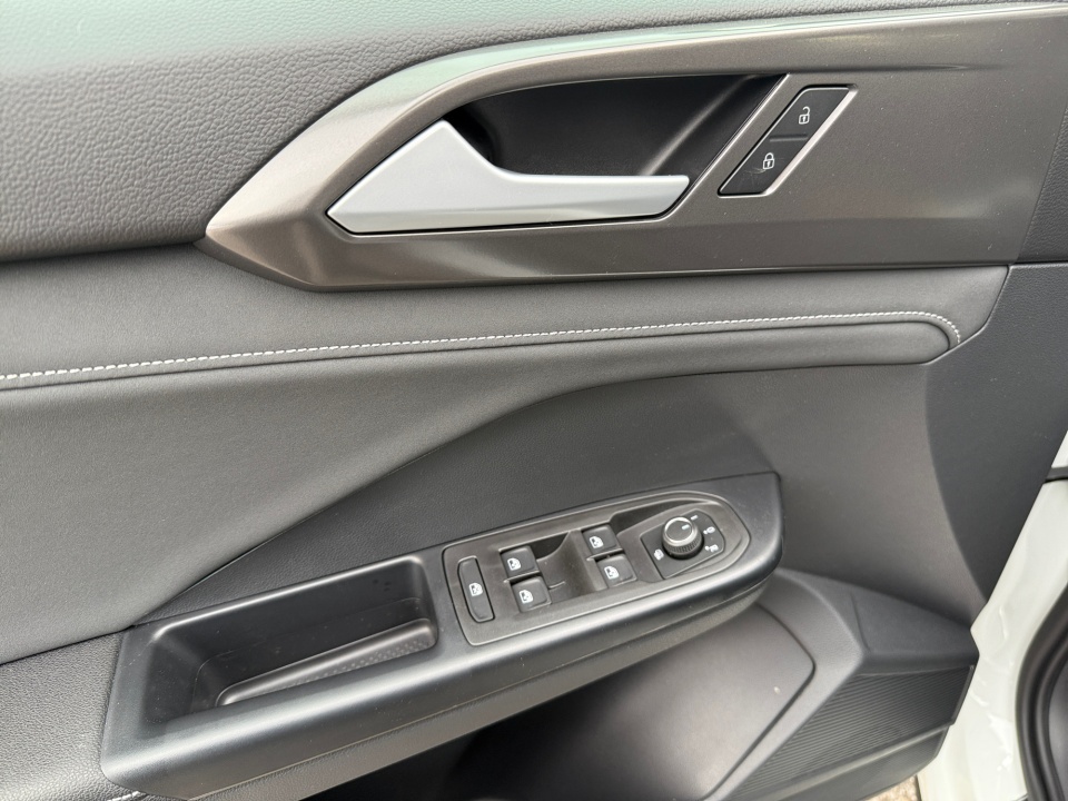 3VV3C7B24TM016930 2026 Volkswagen Taos SE Black