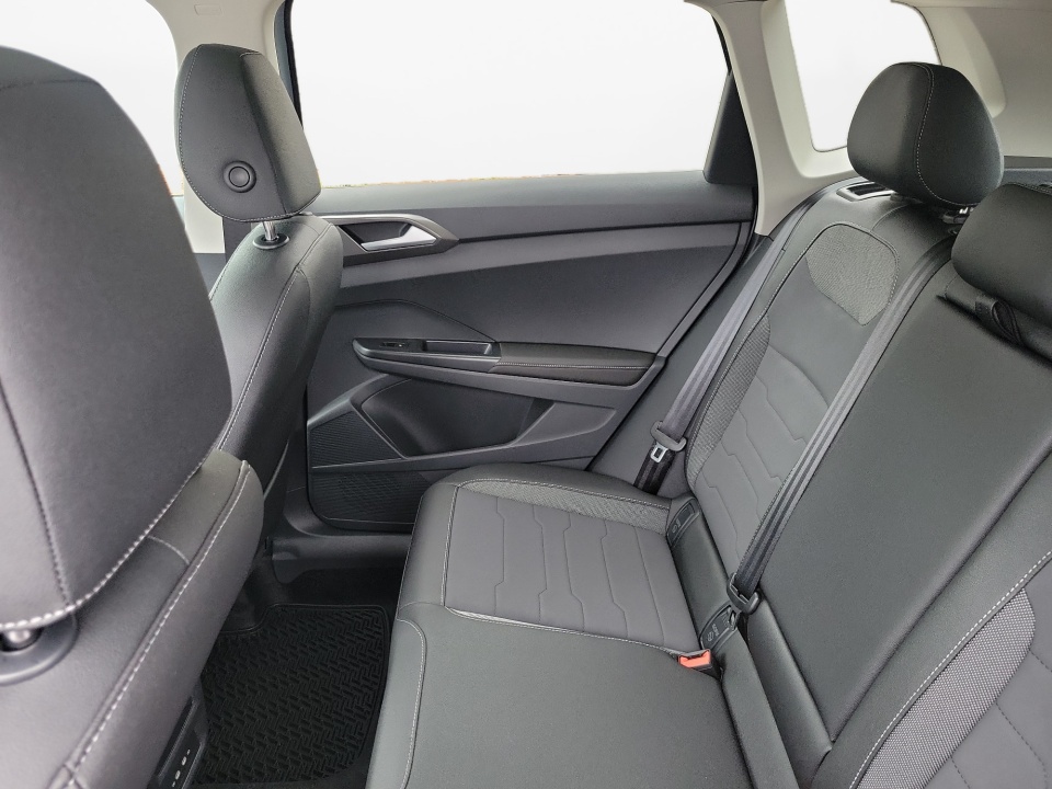 3VV3C7B25TM015379 2026 Volkswagen Taos SE Black