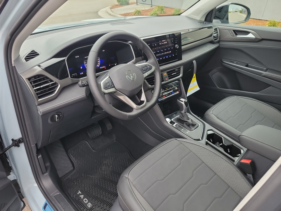 3VV3C7B25TM015379 2026 Volkswagen Taos SE Black