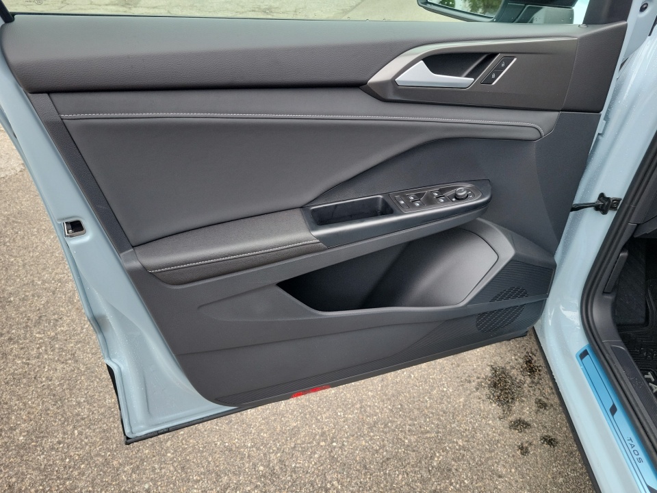 3VV3C7B25TM015379 2026 Volkswagen Taos SE Black