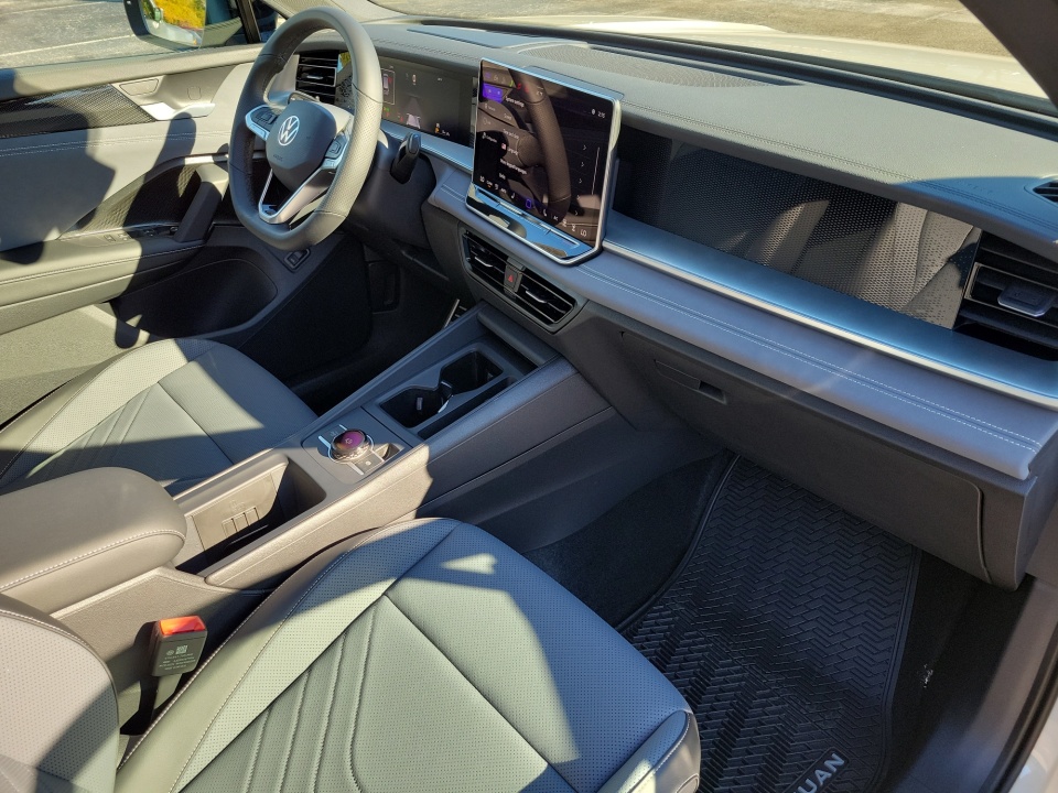 3VVGR7RM1TM013703 2026 Volkswagen Tiguan SE R-Line Black