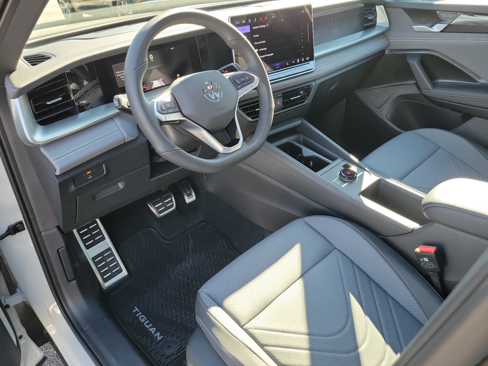 3VVGR7RM1TM013703 2026 Volkswagen Tiguan SE R-Line Black