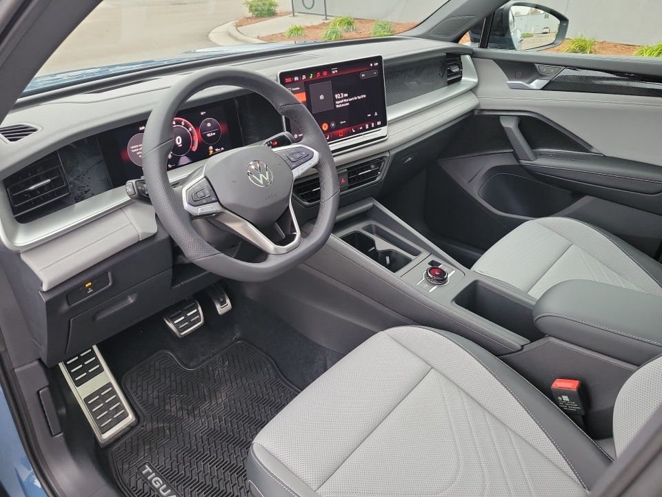 3VVGR7RM3TM033693 2026 Volkswagen Tiguan SE R-Line Black