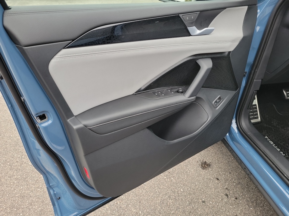 3VVGR7RM3TM033693 2026 Volkswagen Tiguan SE R-Line Black