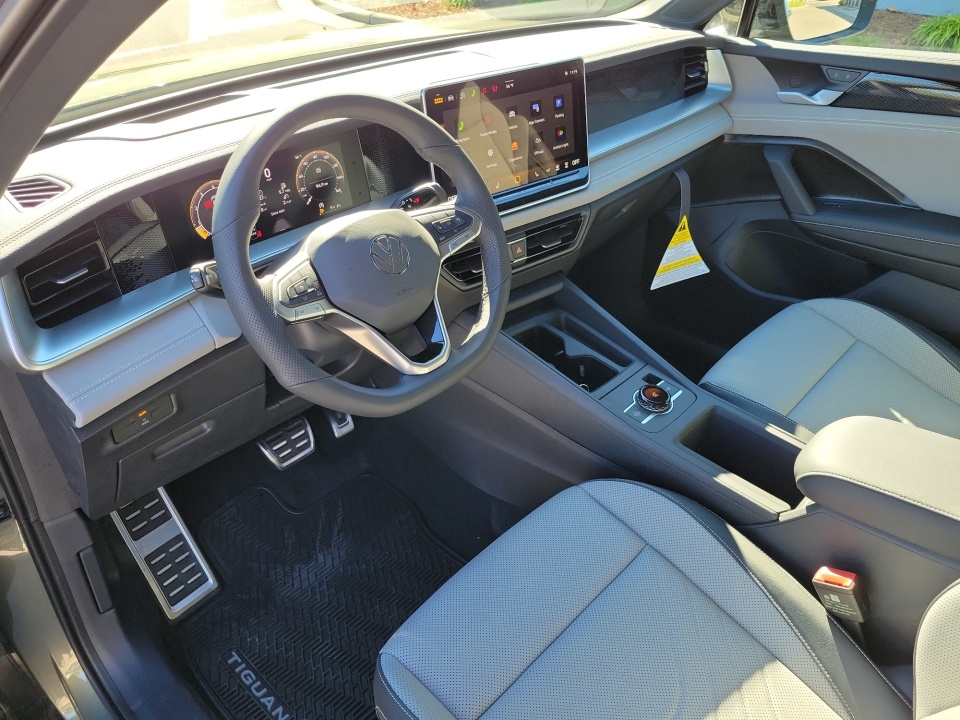 3VVGR7RM5TM019858 2026 Volkswagen Tiguan SE R-Line Black