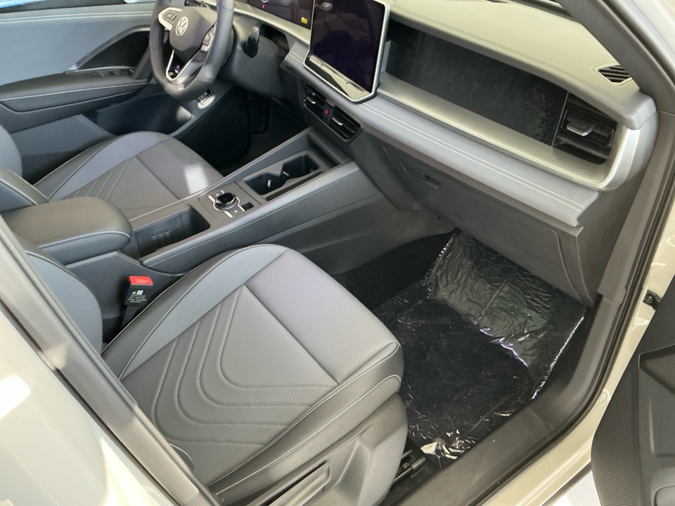 3VVGR7RM7TM037097 2026 Volkswagen Tiguan SE R-Line Black