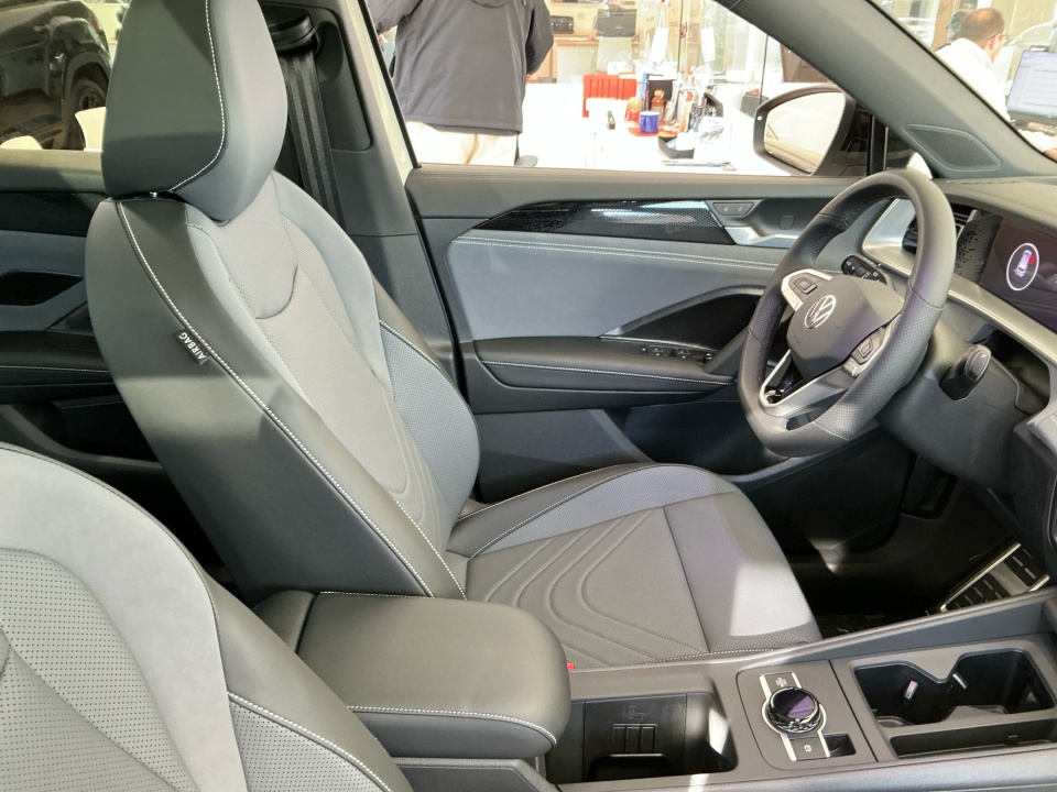 3VVGR7RM7TM037097 2026 Volkswagen Tiguan SE R-Line Black