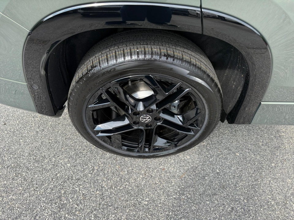 3VVGR7RM8TM131537 2026 Volkswagen Tiguan SE R-Line Black