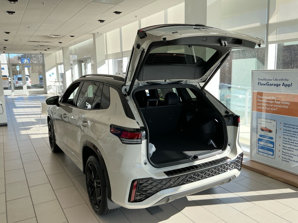 3VVGR7RMXTM027549 2026 Volkswagen Tiguan SE R-Line Black