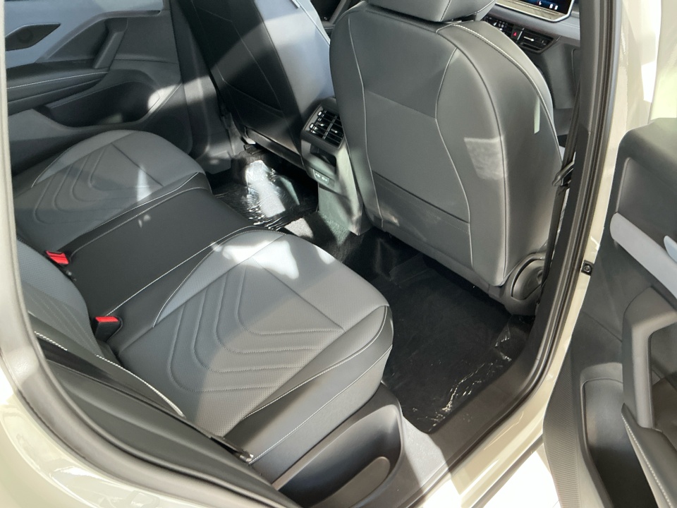 3VVGR7RMXTM027549 2026 Volkswagen Tiguan SE R-Line Black