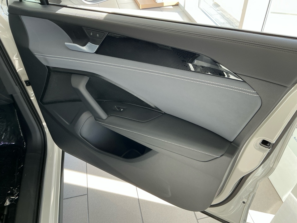 3VVGR7RMXTM027549 2026 Volkswagen Tiguan SE R-Line Black