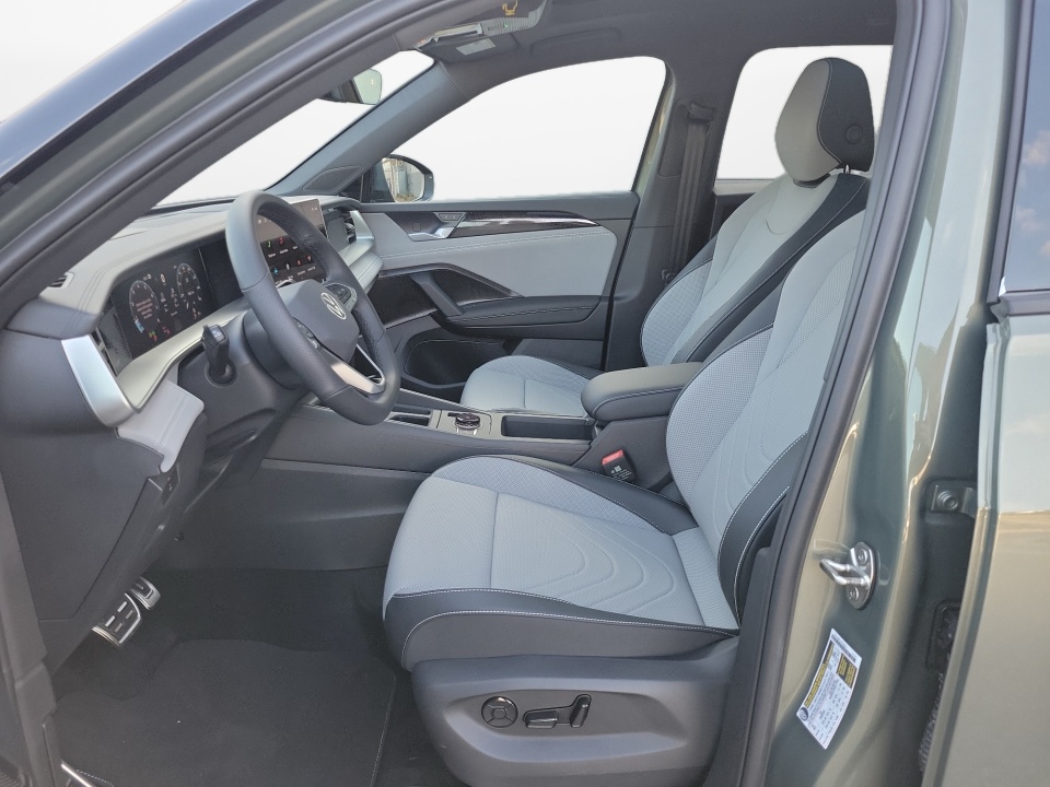 3VVHR7RM1TM061318 2026 Volkswagen Tiguan SE R-Line Black