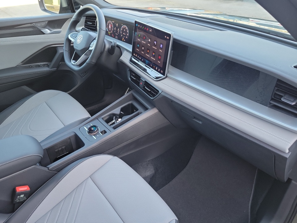 3VVHR7RM1TM061318 2026 Volkswagen Tiguan SE R-Line Black