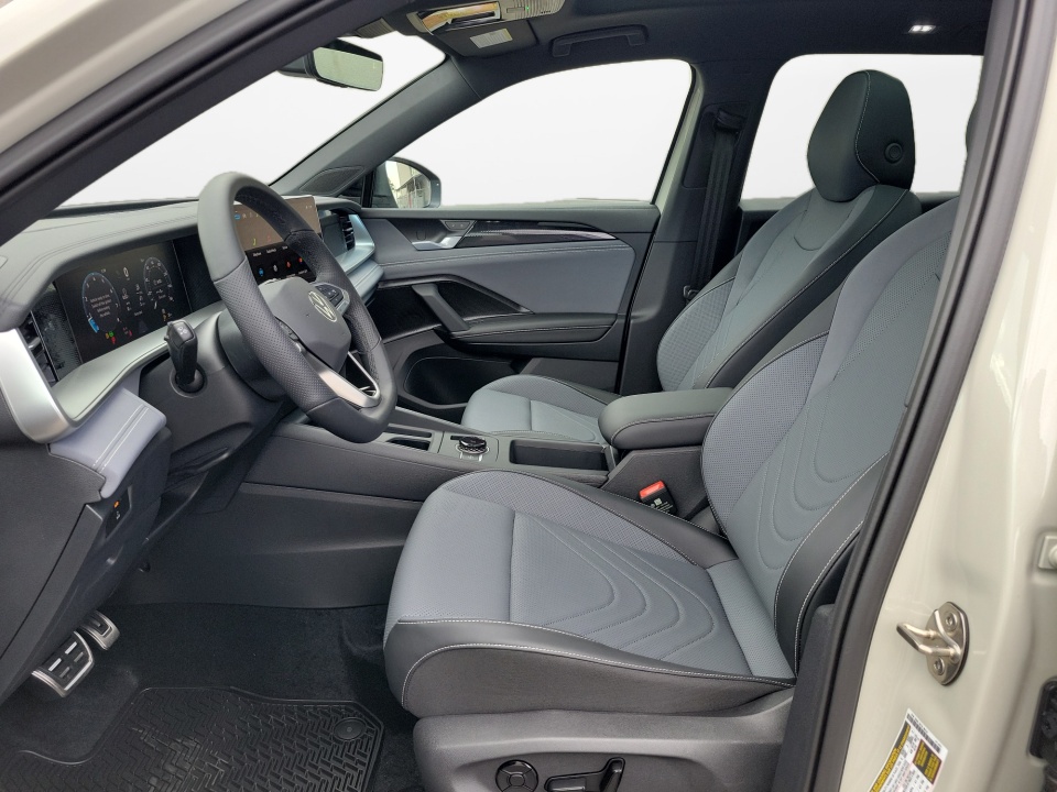 3VVHR7RM2TM043779 2026 Volkswagen Tiguan SE R-Line Black