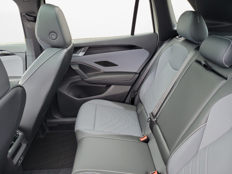 3VVHR7RM2TM043779 2026 Volkswagen Tiguan SE R-Line Black