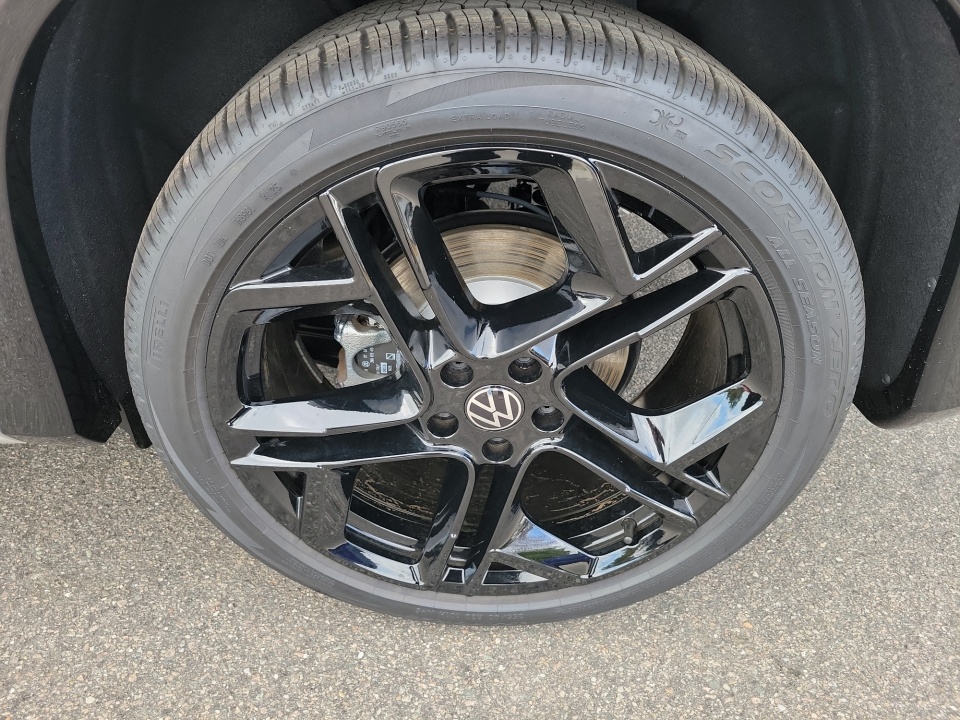 3VVHR7RM2TM043779 2026 Volkswagen Tiguan SE R-Line Black