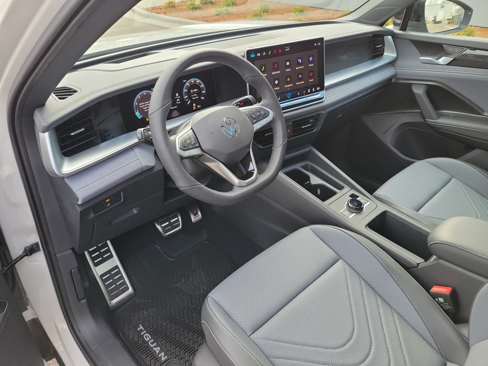 3VVHR7RM2TM043779 2026 Volkswagen Tiguan SE R-Line Black