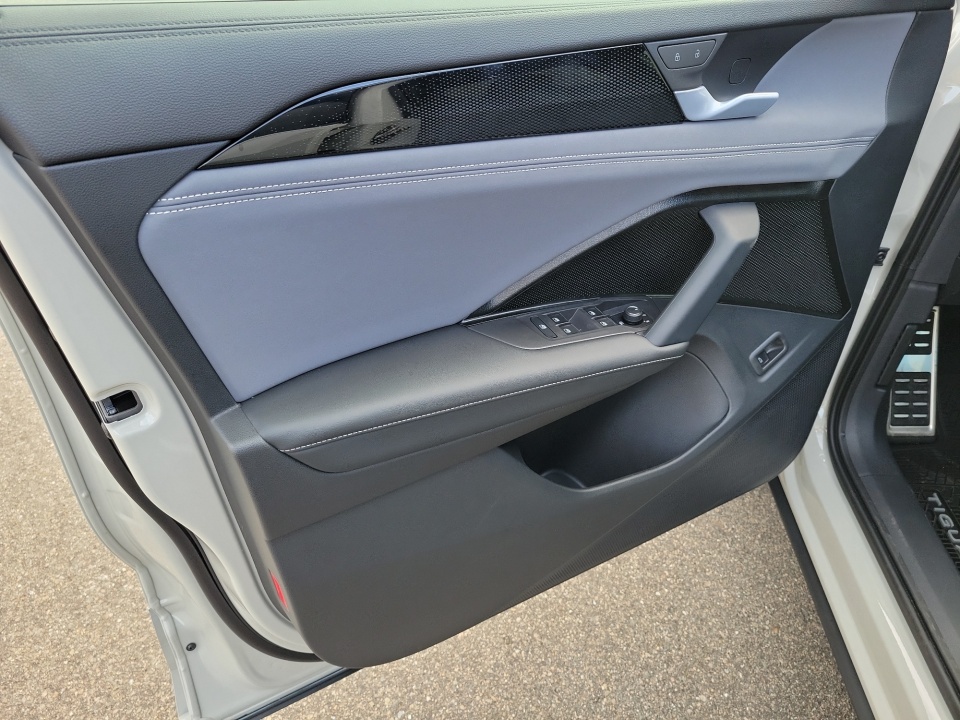 3VVHR7RM2TM043779 2026 Volkswagen Tiguan SE R-Line Black