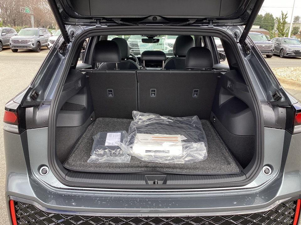 3VVHR7RM2TM066480 2026 Volkswagen Tiguan SE R-Line Black