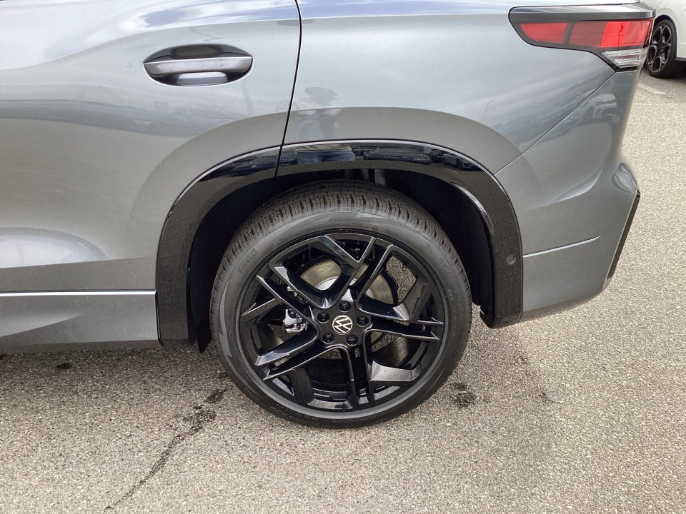 3VVHR7RM2TM066480 2026 Volkswagen Tiguan SE R-Line Black