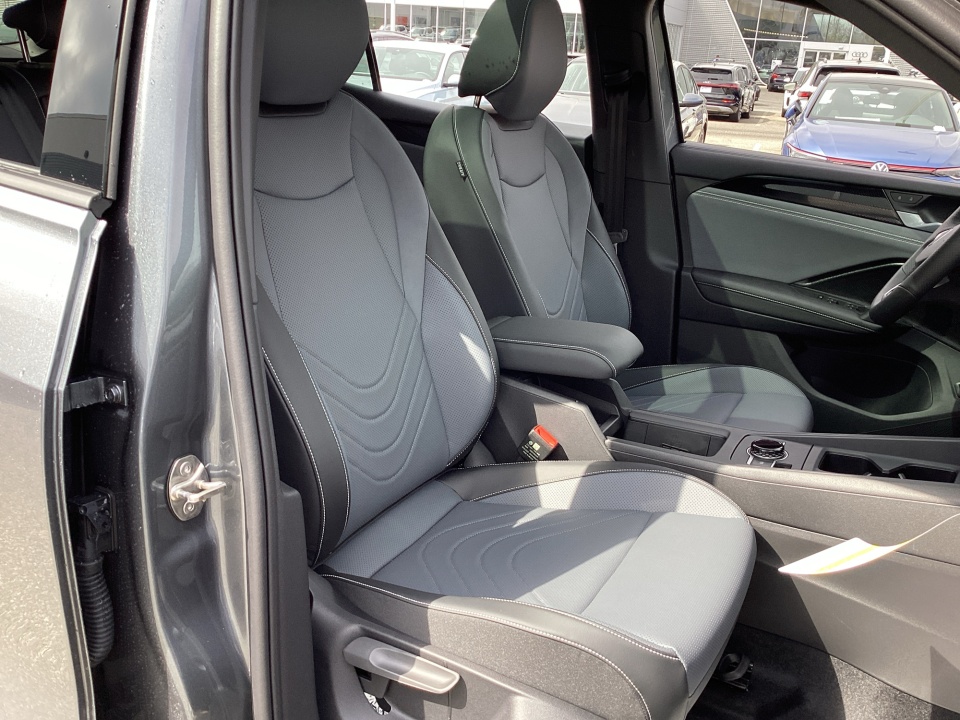 3VVHR7RM2TM066480 2026 Volkswagen Tiguan SE R-Line Black