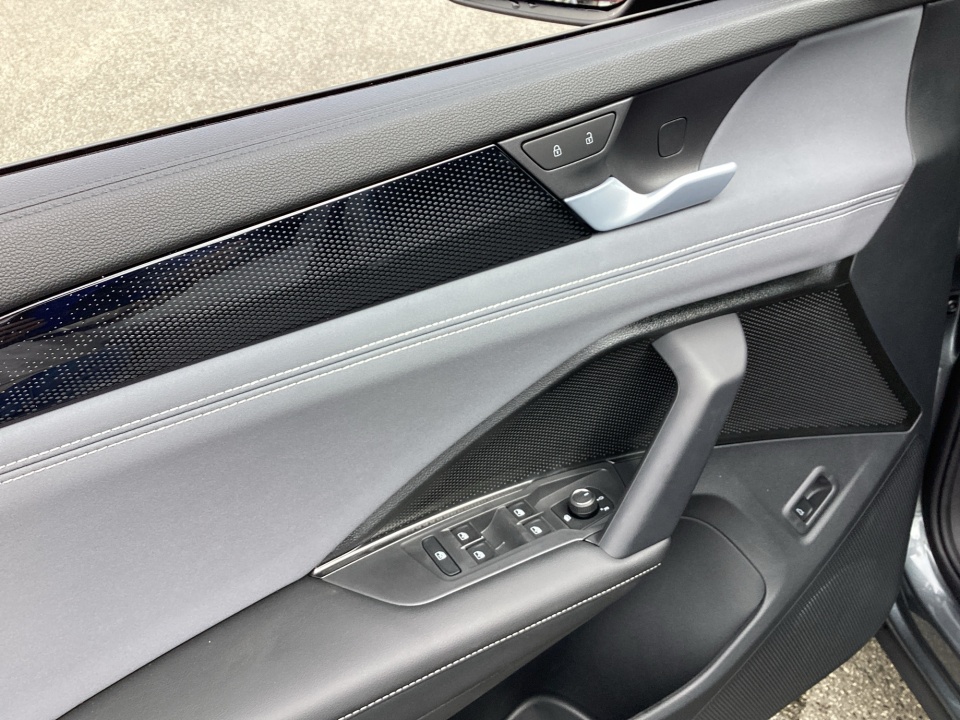 3VVHR7RM2TM066480 2026 Volkswagen Tiguan SE R-Line Black