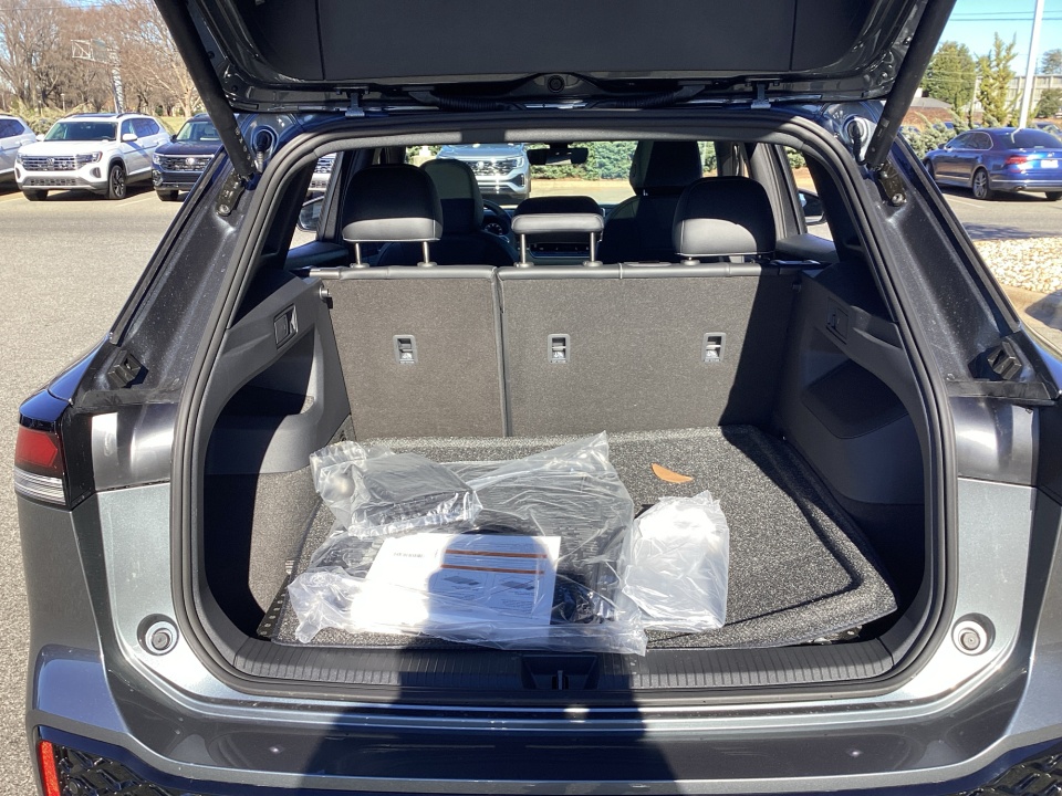 3VVHR7RM3TM051986 2026 Volkswagen Tiguan SE R-Line Black