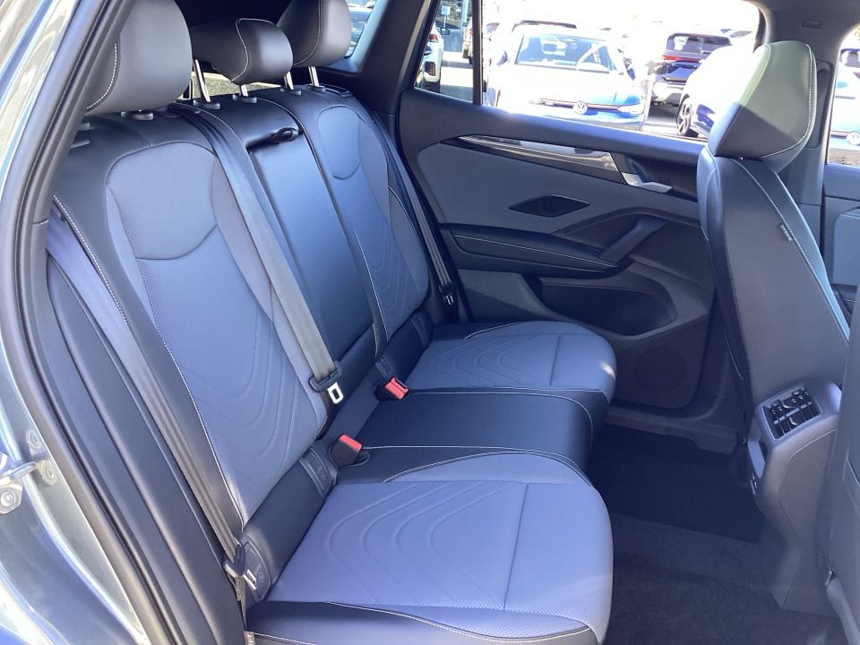 3VVHR7RM3TM051986 2026 Volkswagen Tiguan SE R-Line Black