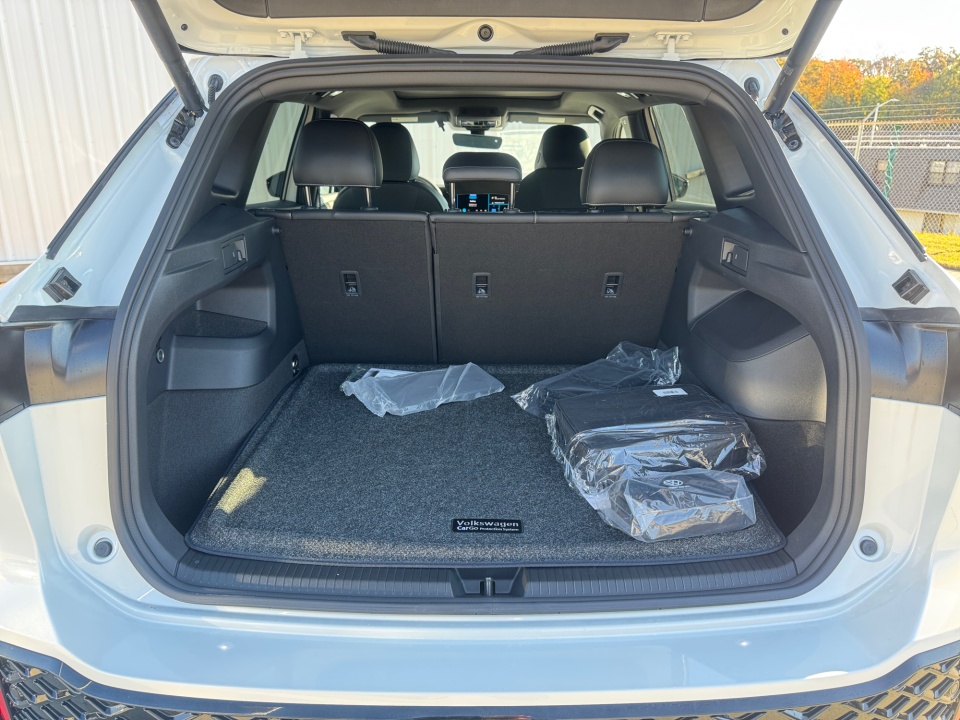 3VVHR7RM7TM010065 2026 Volkswagen Tiguan SE R-Line Black