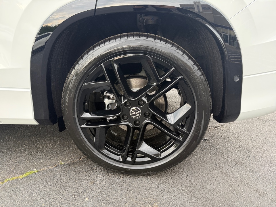 3VVHR7RM7TM083744 2026 Volkswagen Tiguan SE R-Line Black