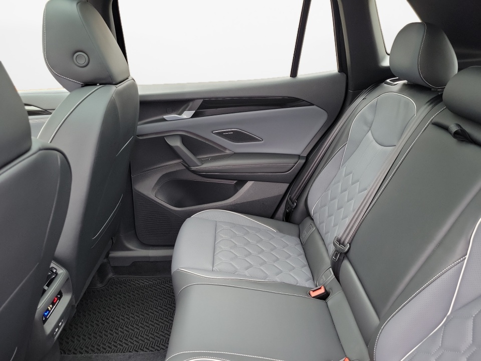 3VVUW7RM1TM065084 2026 Volkswagen Tiguan SEL R-Line Turbo