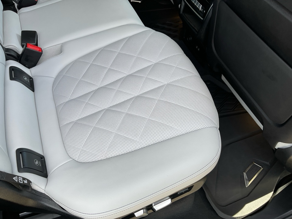 5UX23EM08P9S04086 2023 BMW X7 xDrive40i