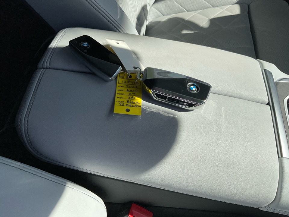 5UX23EM08P9S04086 2023 BMW X7 xDrive40i