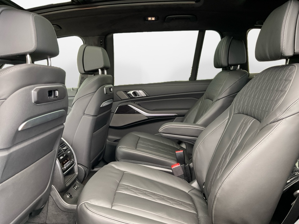 5UX33EM03T9349244 2026 BMW X7 M60i