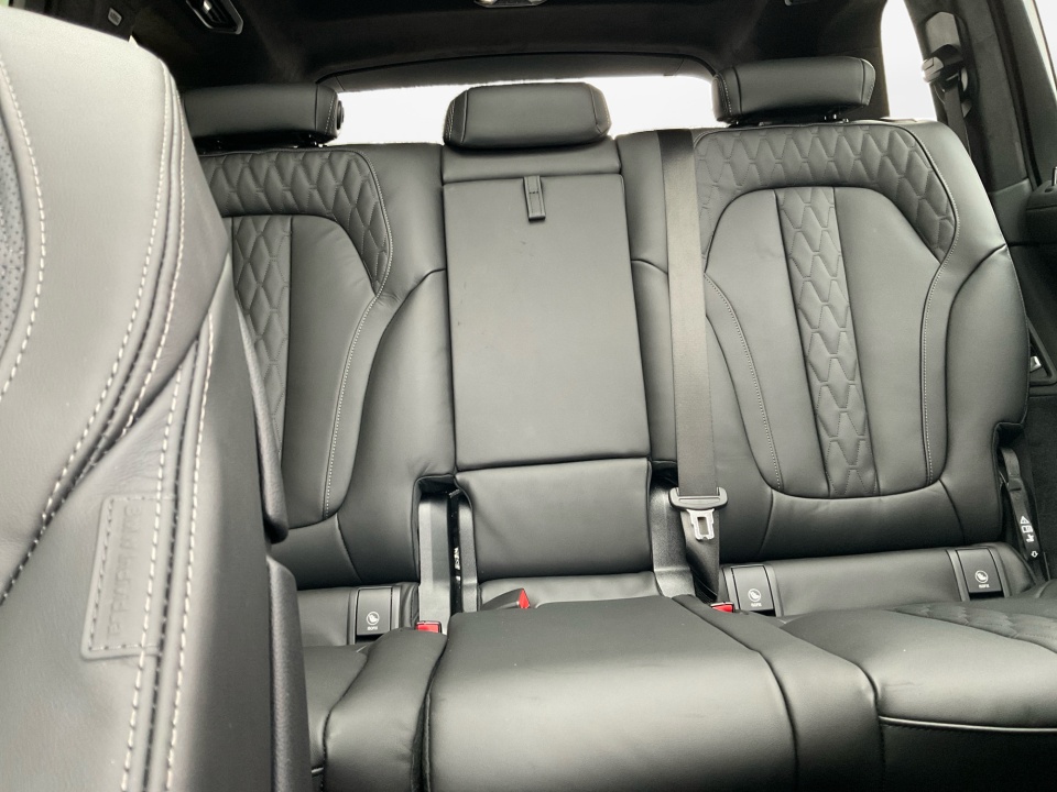 5UX33EM04T9346045 2026 BMW X7 M60i