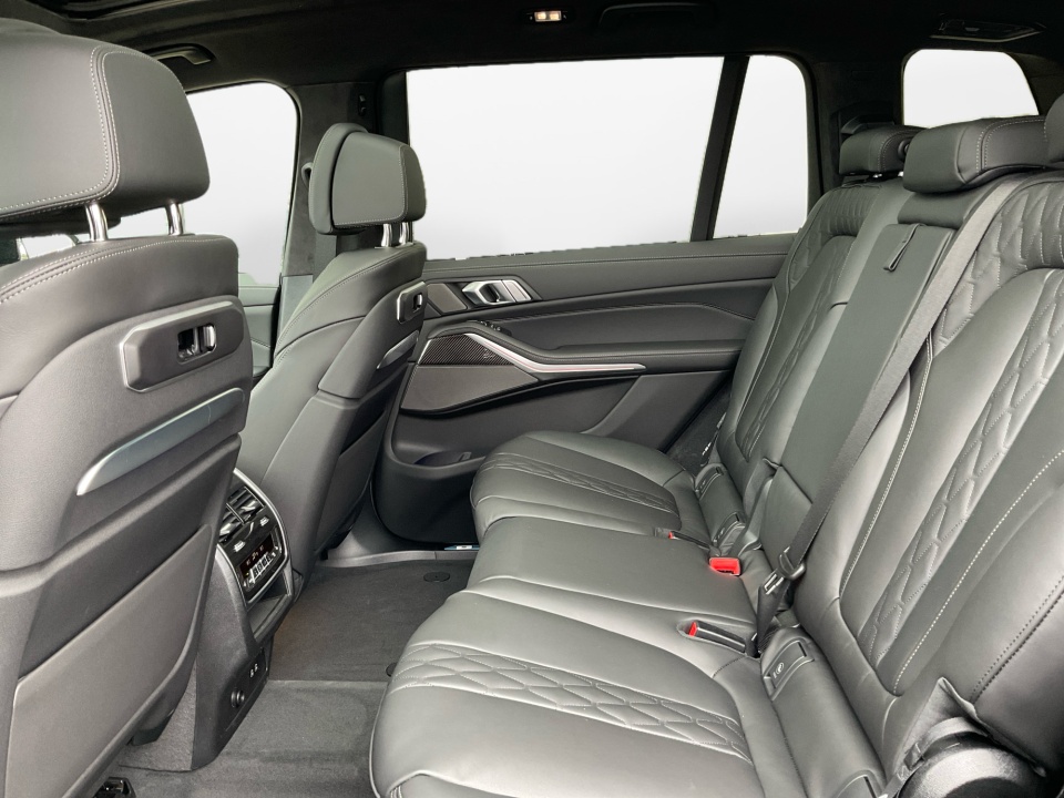 5UX33EM04T9346045 2026 BMW X7 M60i