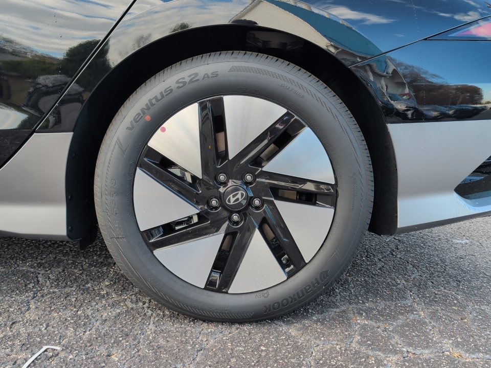 KMHM24AA8SA114962 2025 Hyundai IONIQ 6 SE