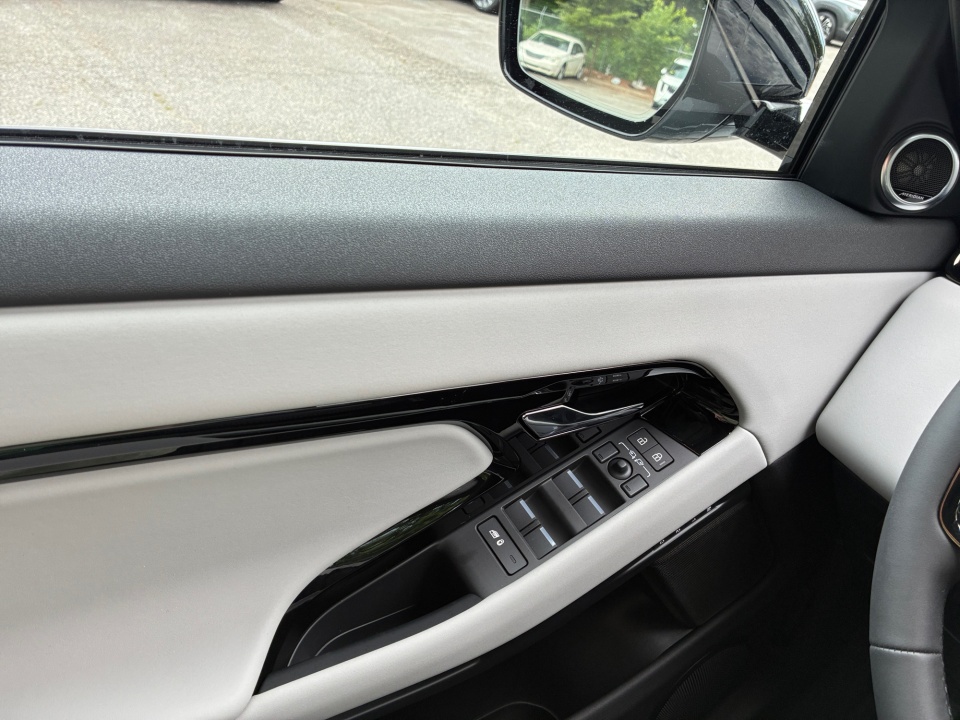 SALZV2FX7TH004506 2026 Land Rover Range Rover Evoque Hoxton Edition