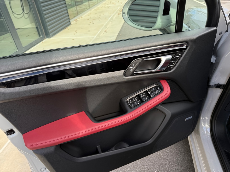 WP1AA2A55TLB06002 2026 Porsche Macan