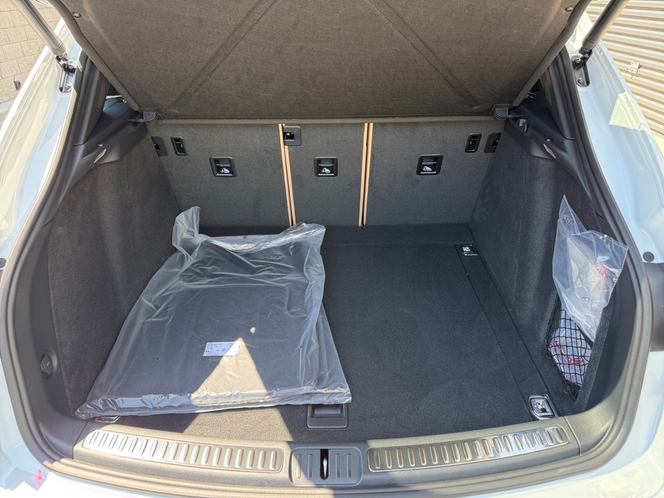 WP1AA2A5XTLB10658 2026 Porsche Macan T