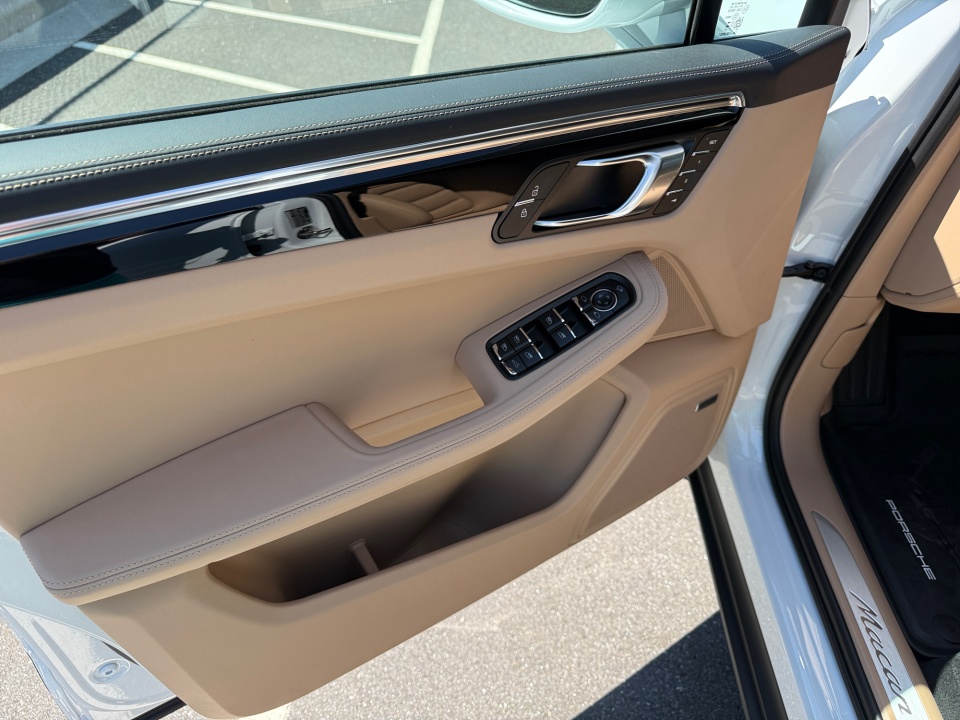 WP1AA2A5XTLB10658 2026 Porsche Macan T